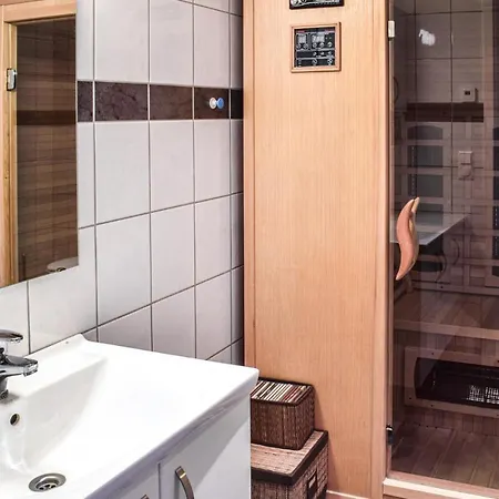 Vakantiehuis Stunning In With Sauna